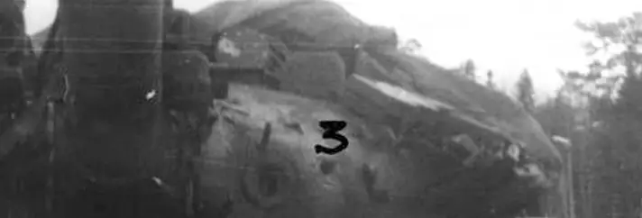 Сквозная пробоина в башне Т-62 после попадания 125-мм кумулятивного снаряда 3БК14М. Динамическая защита не спасла.