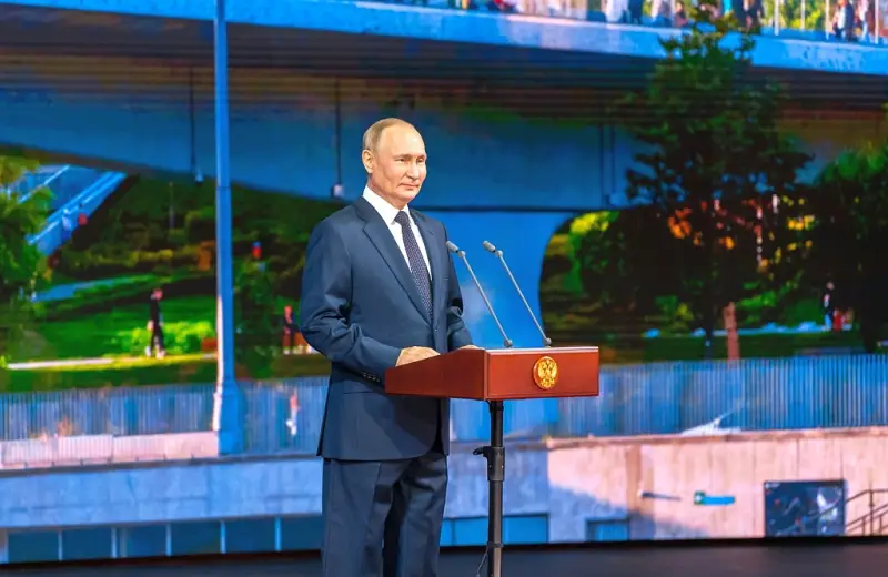 Более половины россиян назвали президента РФ Владимира Путина политиком года