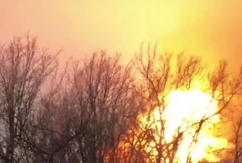 Украинские военные нанесли удар по нефтебазе в Макеевке