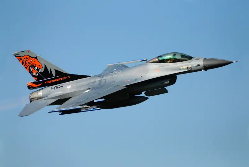 Западная пресса пишет, что Украина уже могла получить первые истребители F-16 от ВВС Нидерландов