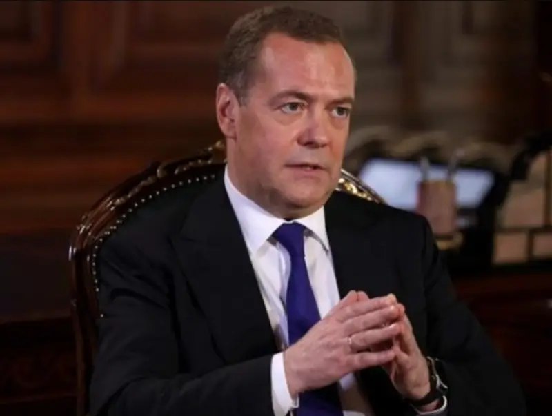 Медведев: Администрация Байдена шантажирует Конгресс «войной с русскими», чтобы получить деньги для Украины