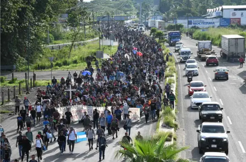 Тысячи мигрантов идут маршем через Мексику к границе США перед визитом Блинкена
