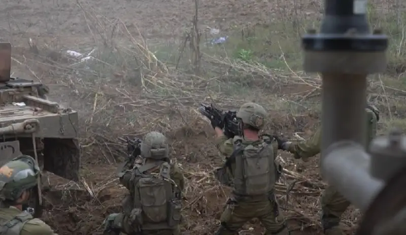 Rekaman pasukan darat IDF yang maju di wilayah Khan Yunis di Jalur Gaza ditampilkan.