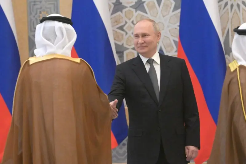 Brit média: Putyin egyesült arab emírségekbeli kézfogása után sértőnek tűnik, hogy nem hajlandó kezet fogni a brit nagykövettel