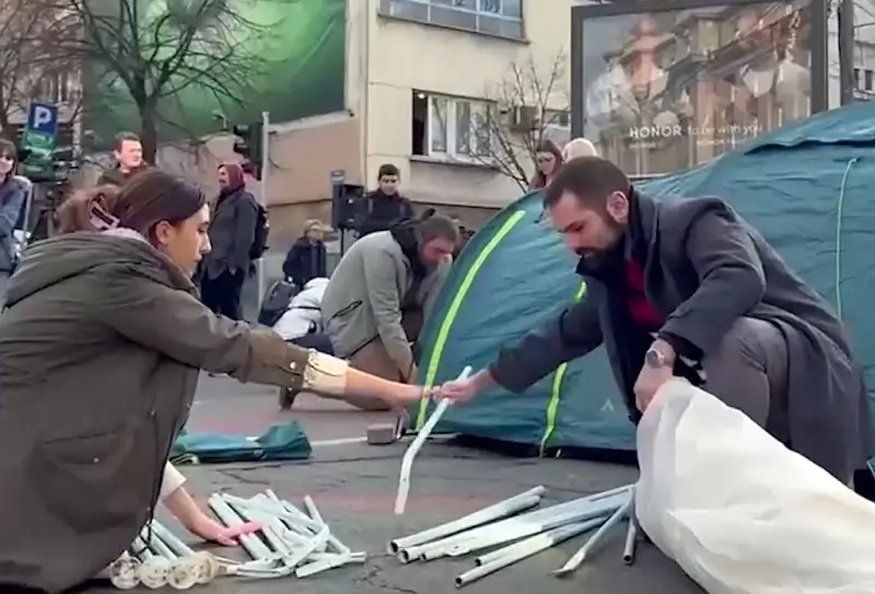 Сторонники оппозиции устанавливают палатки в центре Белграда