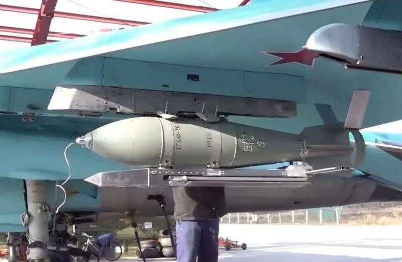FAB-500M62 UMPK 공중폭탄 XNUMX개가 동시에 일제사격을 가하는 영상이 등장했습니다.