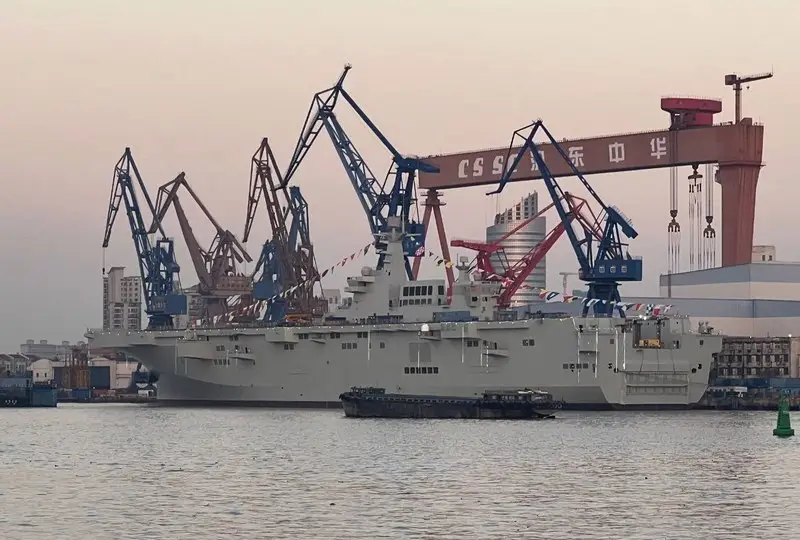 В Китае спущен на воду четвёртый универсальный десантный корабль проекта 075