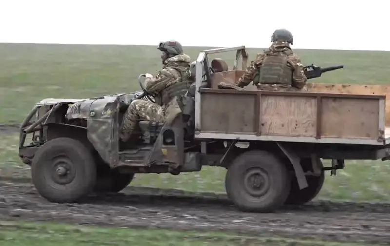 ВС России вынуждены атаковать малыми пехотными группами, по всей линии фронта грязь и распутица