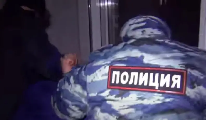 Суд постановил выдворить из России семьи потушивших Вечный огонь школьников из-за нарушений правил миграционного учета