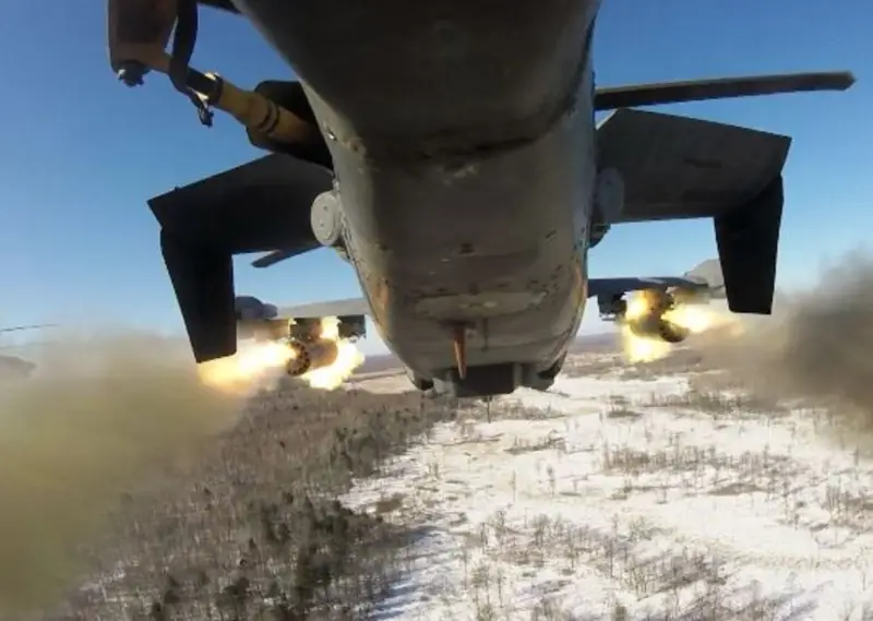 Минобороны РФ показало кадры поражения с воздуха личного состава и техники ВСУ вертолетами армейской авиации ВС РФ