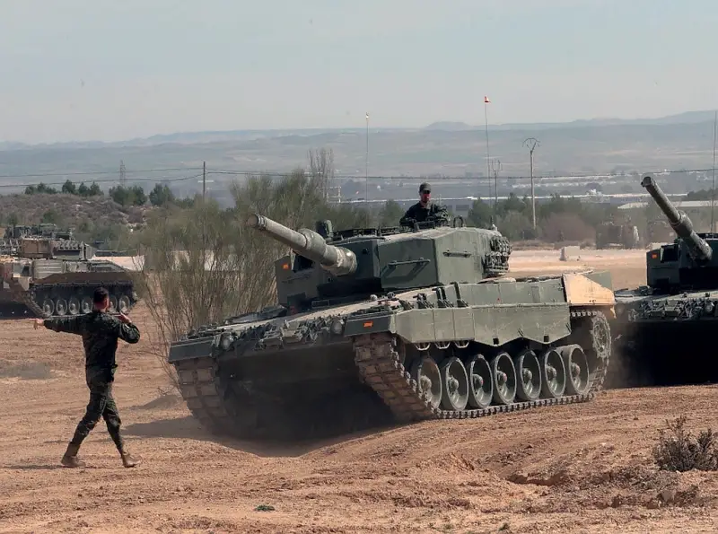 «Для сдерживания России»: Вместо Украины Испания направит танки Leopard и военные вертолёты в Словакию