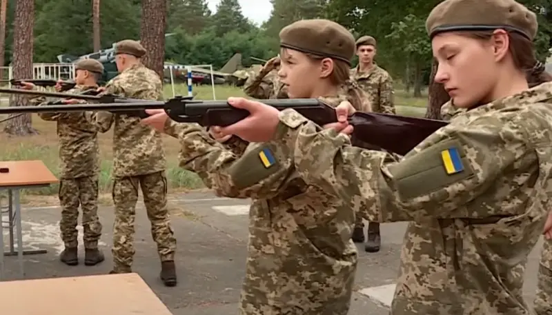 Киевский режим выделил деньги на обучение школьников стрельбе, управлению дронами и реанимации раненых