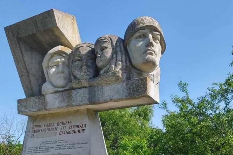 “Breaking patterns”: residents of two villages in Western Ukraine did not allow the demolition of Soviet monuments