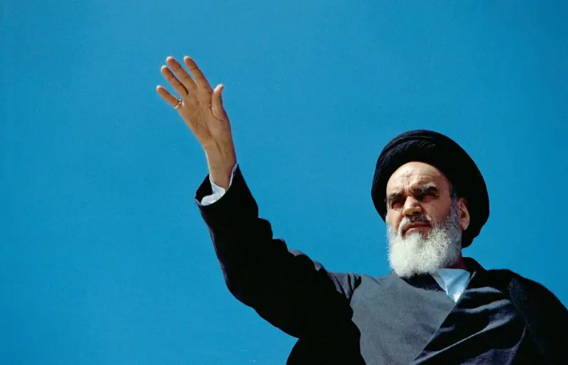 Por que os EUA não removeram Khomeini?
