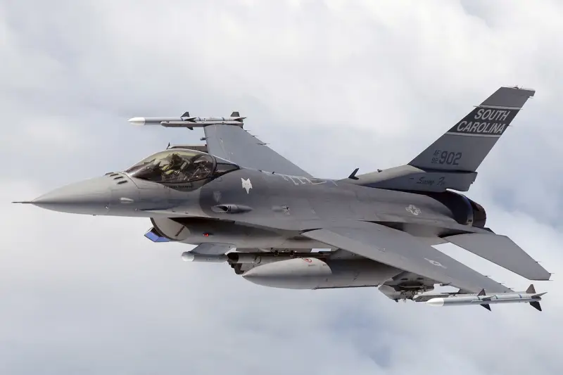 ВВС США готовятся отпраздновать 50-летний юбилей первого полета истребителя F-16 Fighting Falcon