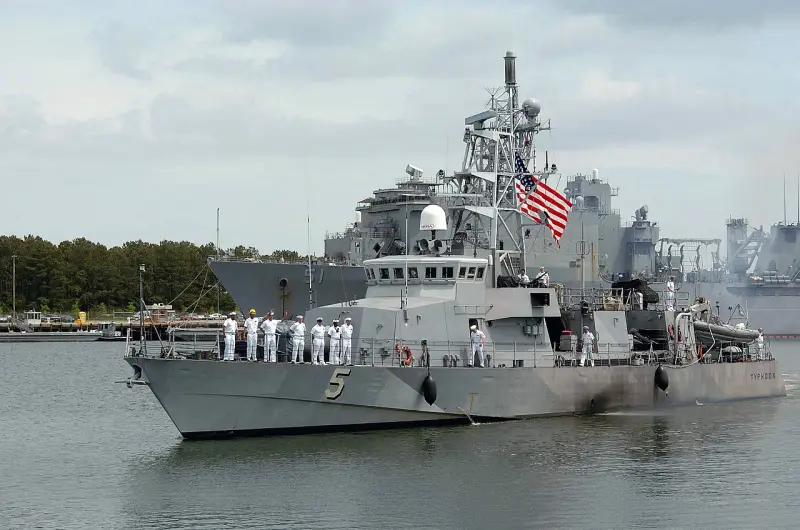 Два моряка 5-го флота США пропали у берегов Сомали, что может свидетельствовать о точном ударе хуситов по американскому кораблю