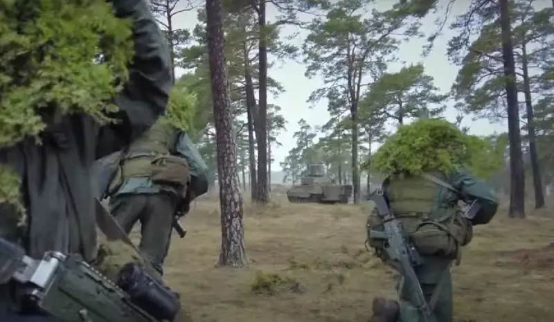 Премьер Швеции пообещал направить военных в Латвию сразу после вступления его страны в НАТО