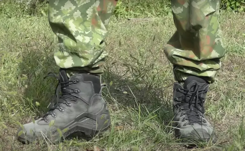 أحذية الجيش أو الأحذية: نقاش لعقود من الزمن