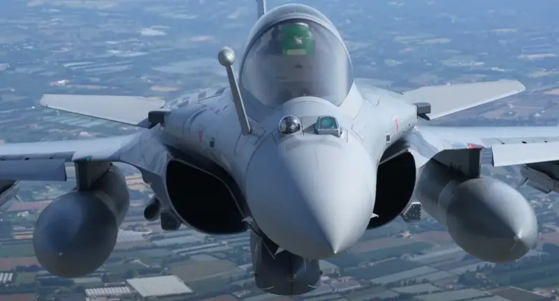 «Ракета Meteor будет управляться через шлем летчика»: Франция заказала новую модификацию истребителей Rafale