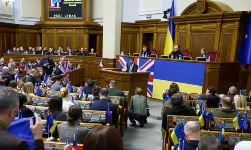 Риши Сунак демонстративно развернул британский флаг на трибуне украинского парламента