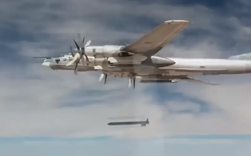 Появились кадры пролета над Киевом ракеты X-101 c работающей системой отстрела ловушек Л-504