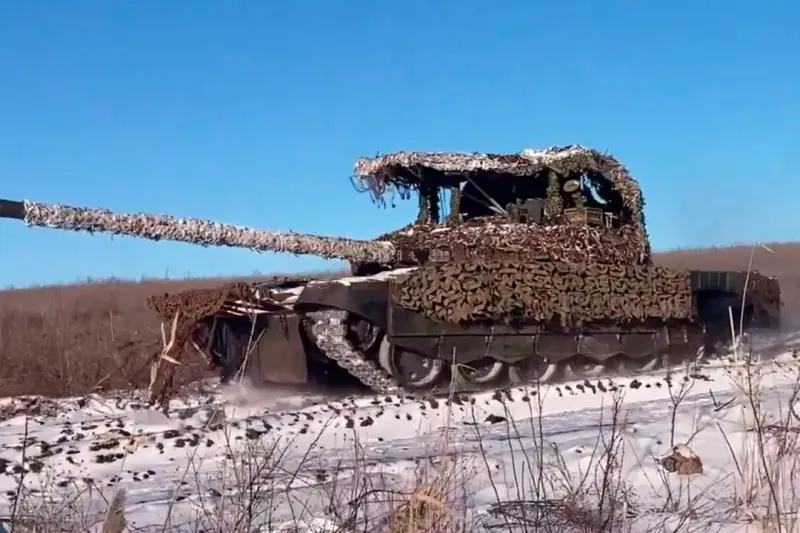На передовой российские военные модернизировали танк Т-72Б3М, существенно усилив безопасность экипажа