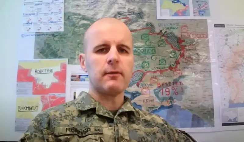 Офицер Генштаба Австрии на фоне карты с линией фронта: украинской армии приходится зарываться в землю в ожидании российского наступления