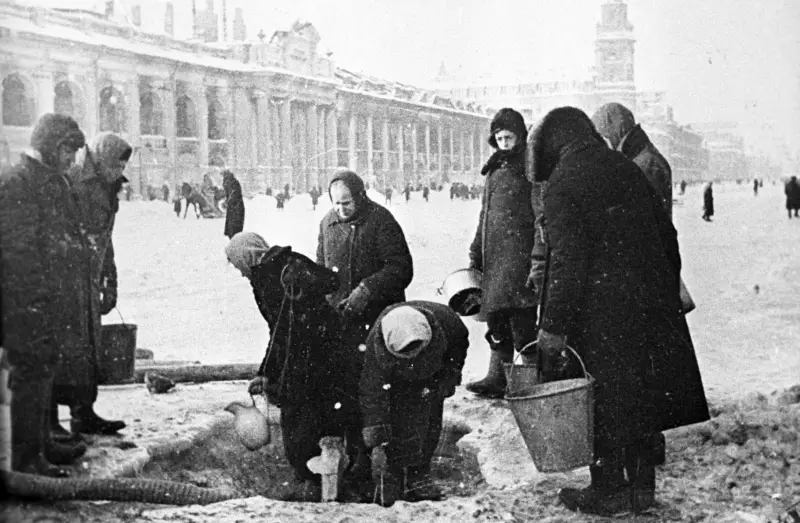 وأوضح المؤرخ سبب اندلاع المجاعة في لينينغراد المحاصرة عندما كان هناك اتصال عبر بحيرة لادوجا