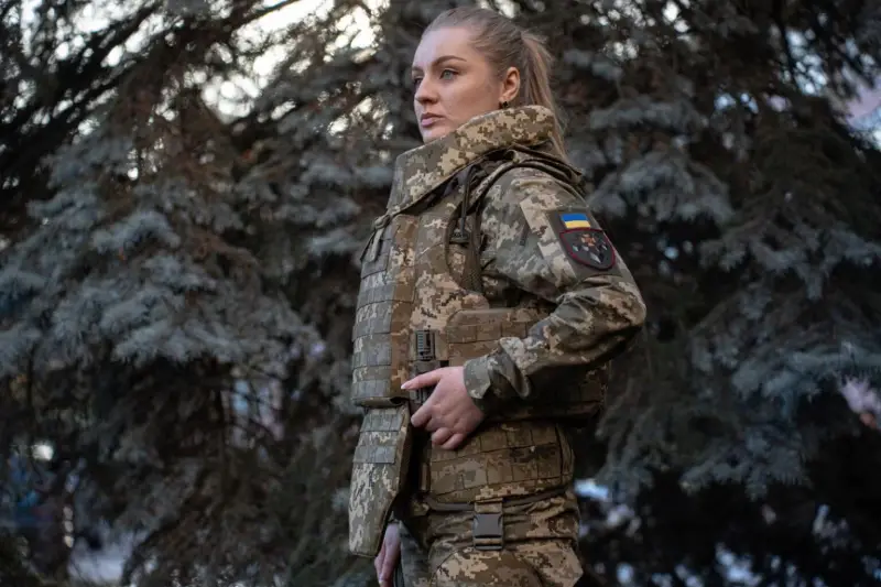 Il Ministero della Difesa ucraino ha approvato il primo giubbotto  antiproiettile adattato al corpo femminile