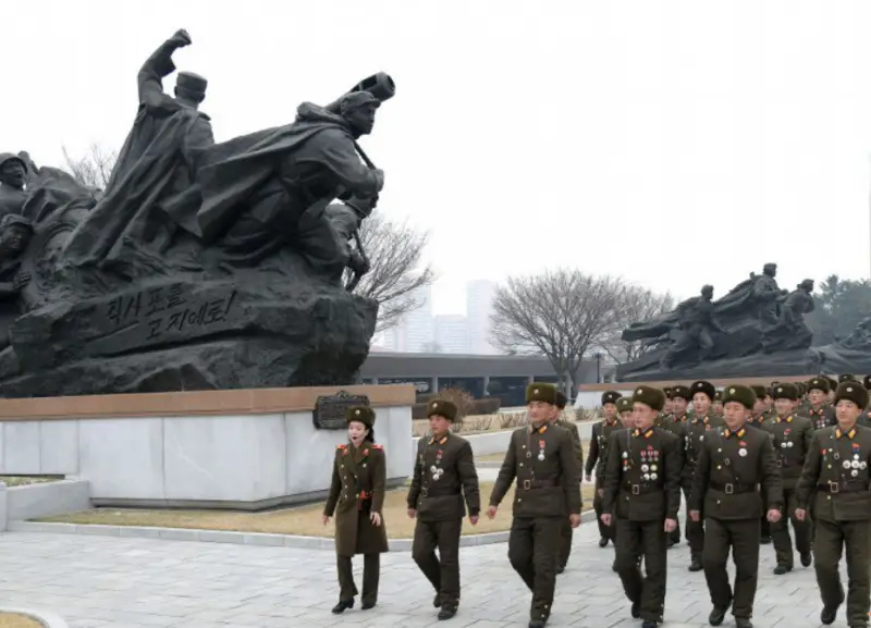 Лидер КНДР поднял тост за военных и пообещал ударить по «столице противника», если тот пойдёт на военную конфронтацию