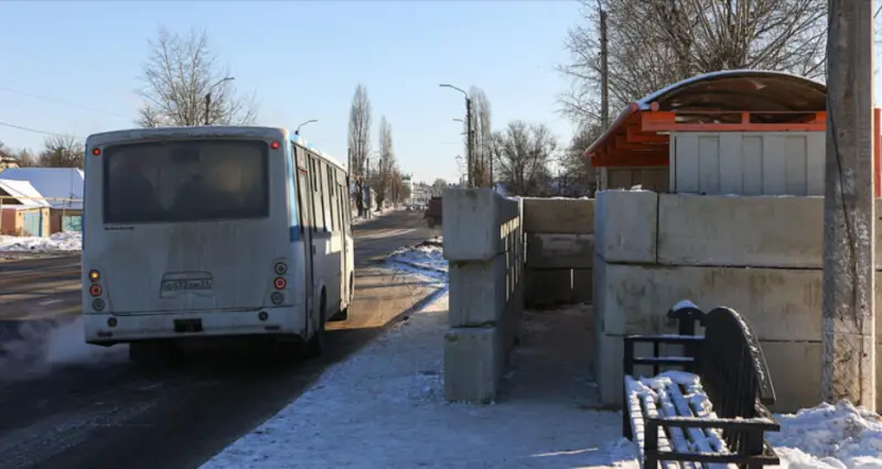 Fermate dell'autobus in cemento a Belgorod