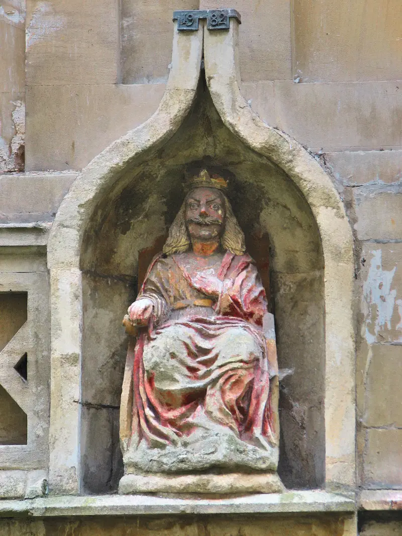 Статуя короля Бладуда в Римских банях в Бате