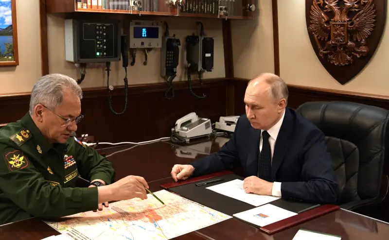 Песков рассказал о частоте общения президента России с министром обороны