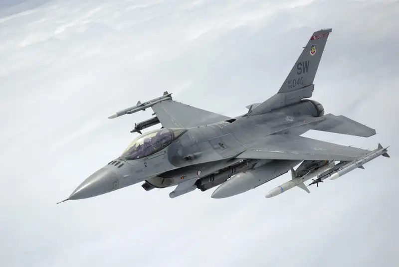 Польша подняла в воздух боевую авиацию в связи с российской ракетной атакой на Украину