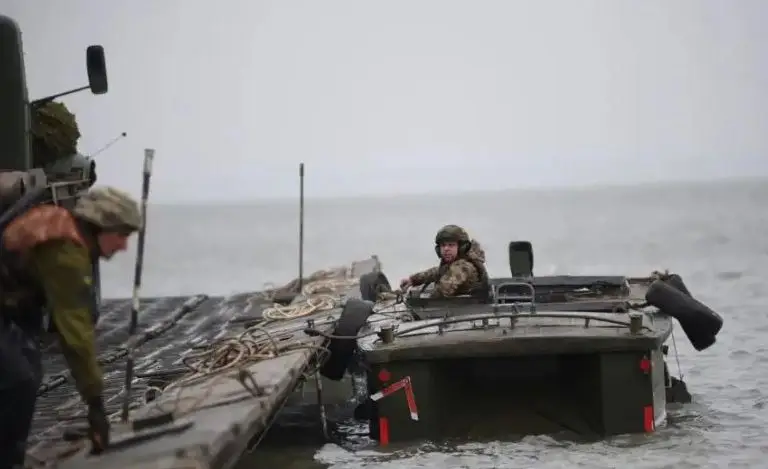 ВС РФ нанесли удары дронами по лодкам с пытающимися форсировать Днепр украинскими десантниками