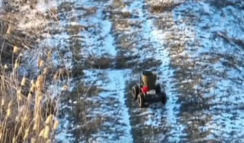 Украинские источники показали кадры использования ВСУ беспилотной тележки для подрывных действий на Авдеевском участке фронта