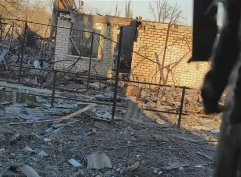 «Всё полностью уничтожено»: украинский военный показал кадры из Крынок, пожаловавшись на разрушение укрытий своего отряда