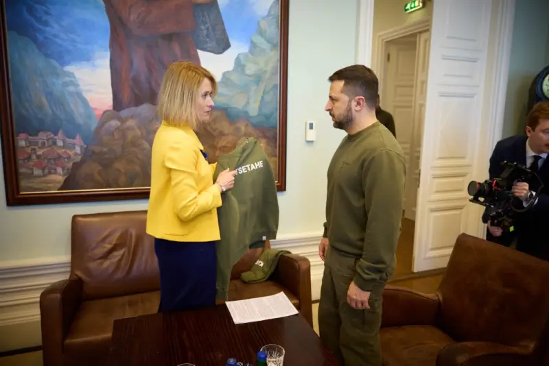 Немецкий журналист разглядел на свитере Зеленского «скрытое послание» президенту России