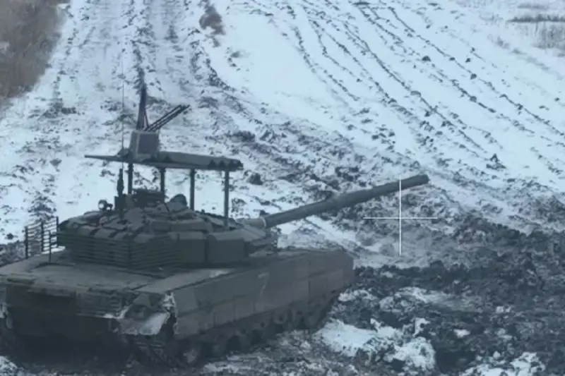 Минобороны показало кадры оснащенного комплексом борьбы с FPV-дронами танка Т-80БВМ, ведущего бой под Авдеевкой