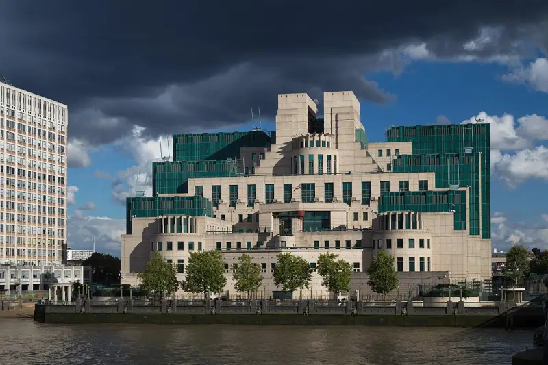 Британское СМИ: Разведка MI-6 пытается вербовать российских чиновников, обещая деньги и подданство королевства