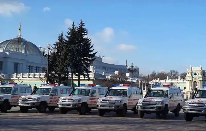 Украине переданы машины скорой помощи Toyota Land Cruiser J79 из ОАЭ