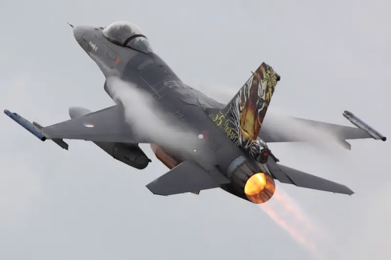 Командование ВСУ: Украине союзники планируют поставить самолеты F-16 с ракетами дальностью 300-500 километров