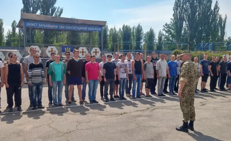 Уехавших за границу украинских школьников обяжут возвращаться для постановки на воинский учет