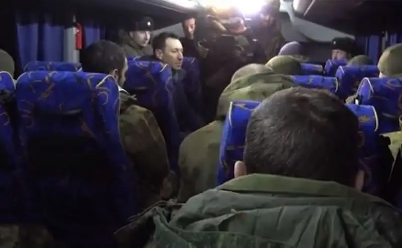 В рамках состоявшегося обмена из украинского плена вернулись сто российских военнослужащих - Минобороны