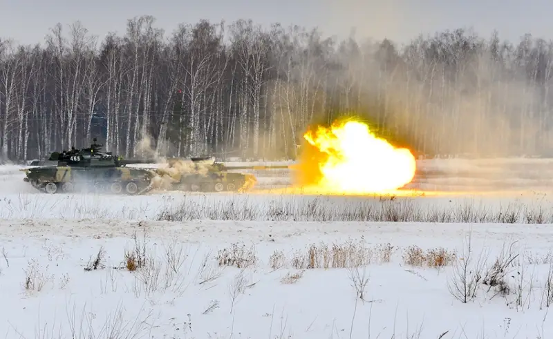 Опубликованы кадры, на которых российский танк Т-80БВ выдерживает попадание FPV-дрона противника в борт