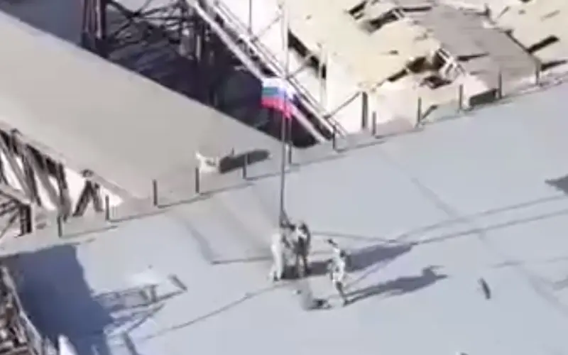 Появились кадры установки российского флага над зданием коксохимзавода и другими ключевыми зданиями в Авдеевке