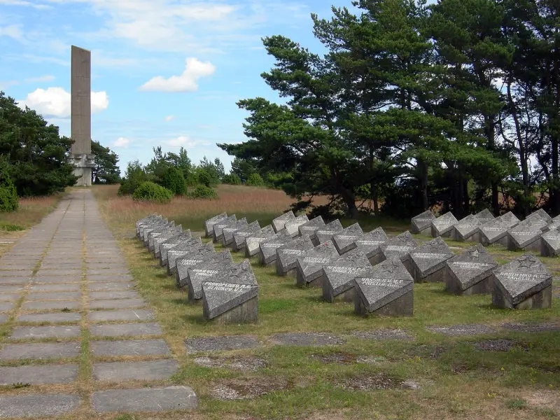В Эстонии собрались демонтировать 90 могильных плит на захоронениях бойцов Красной Армии
