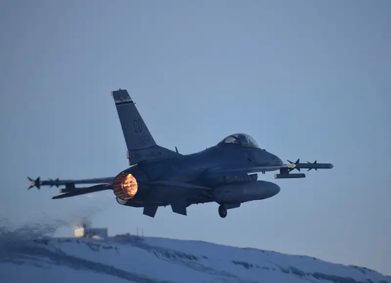 Американская пресса: первые четыре украинских летчика к лету завершат обучение управлению истребителями F-16