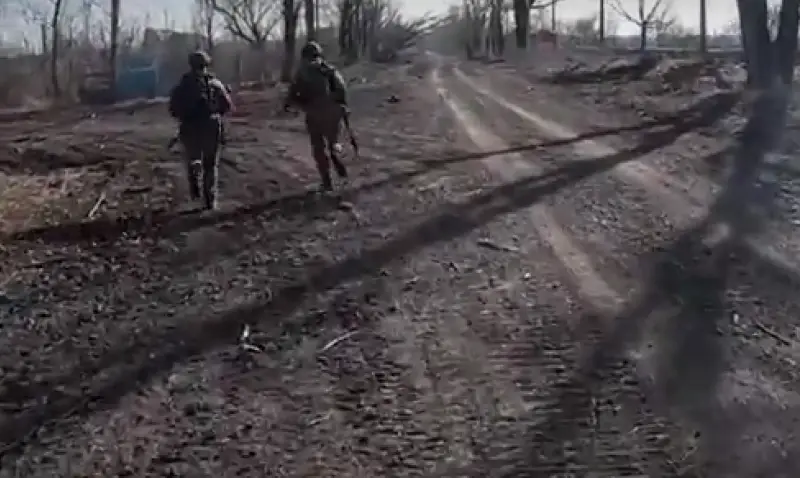 Солдаты ВС РФ на багги увернулись от летевшего на них дрона-камикадзе ВСУ