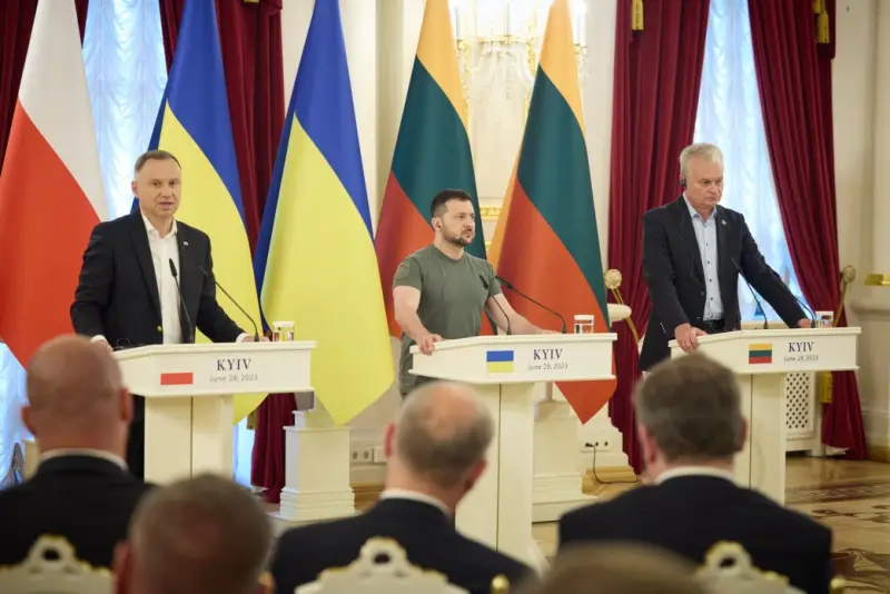 Politico: Мирное урегулирование конфликта на Украине сталкивается с сопротивлением Польши и стран Прибалтики